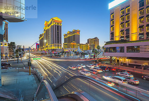 Blick auf die Verkehrs- und Wegbeleuchtung auf dem Strip in der Abenddämmerung  Las Vegas Boulevard  Las Vegas  Nevada  Vereinigte Staaten von Amerika  Nordamerika