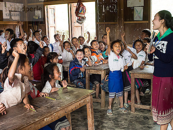 Klassenzimmer einer Grundschule voller Schüler  Dorf Houy Mieng  Laos  Indochina  Südostasien  Asien