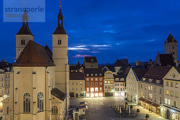 Stadtansicht mit der Neupfarrkirche am Neupfarrplatz in der Abenddämmerung  Regensburg  Bayern  Deutschland