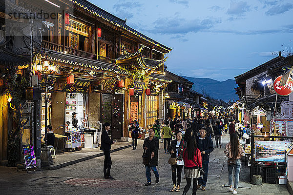Straßenszene bei Nacht  Dali  Provinz Yunnan  China