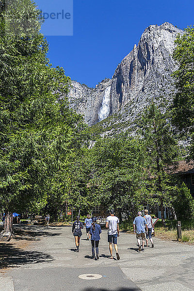 Blick auf die Yosemite-Fälle vom Valley Visitor Center im Yosemite-Nationalpark  UNESCO-Welterbe  Kalifornien  Vereinigte Staaten von Amerika  Nordamerika