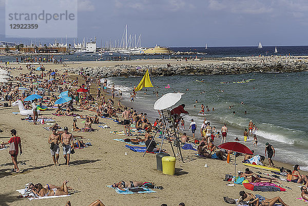 Rettungsschwimmer auf einem Beobachtungsstuhl an einem überfüllten Mittelmeer-Sandstrand  Strand von Barcelona  Katalonien  Spanien