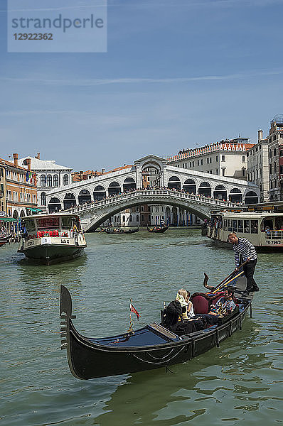 Wasserbus und Gondel auf dem Canal Grande mit der Rialto-Brücke im Hintergrund  Venedig  UNESCO-Weltkulturerbe  Venetien  Italien