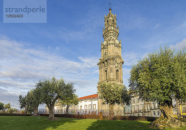 Der Glockenturm der Clerigos-Kirche  Porto  Portugal  Europa