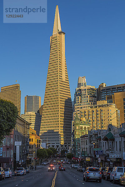 Blick auf das Transamerica Pyramid Gebäude an der Columbus Avenue  North Beach  San Francisco  Kalifornien  Vereinigte Staaten von Amerika  Nordamerika