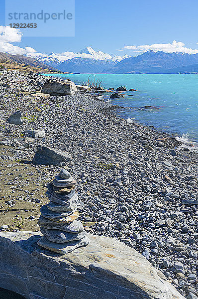 Inukshuk  Haufen kleiner Steine  Seeufer des Gletschersees Pukaki  Mount Cook National Park  UNESCO-Weltkulturerbe  Südinsel  Neuseeland  Pazifik