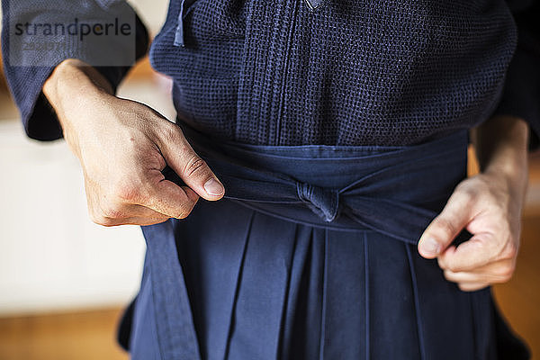 Nahaufnahme des Kendo-Kämpfer-Bindegürtels der blauen Kendo-Uniform.