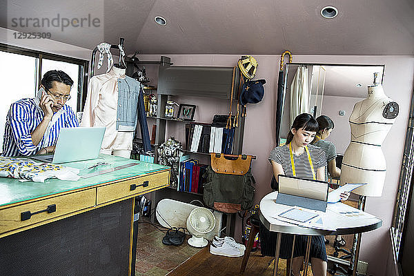 Japanische Modedesigner und Modedesignerinnen  die in einem Atelier arbeiten.