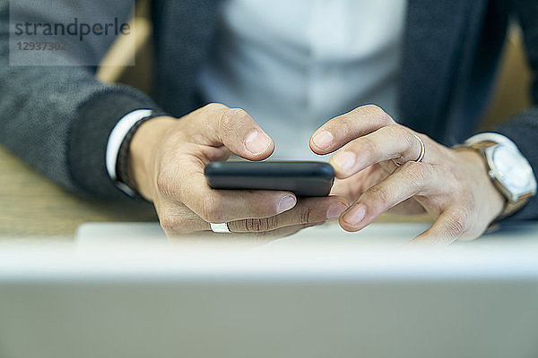 Geschäftsmann mit Smartphone