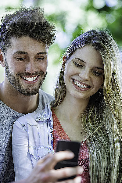 Nahaufnahme eines Paares  das ein Selfie mit einem Smartphone macht