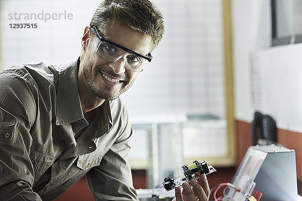 Porträt eines Ingenieurs bei der Arbeit im Büro