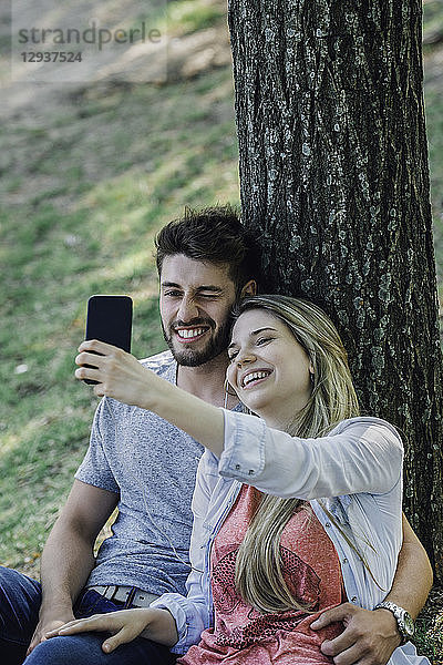 Junges Paar hört Musik und macht ein Selfie mit einem Smartphone