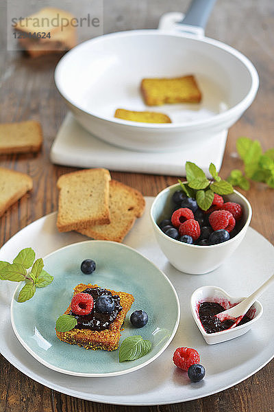 Vegane Arme Ritter aus Zwieback mit Marmelade und frischen Früchten auf Tablett