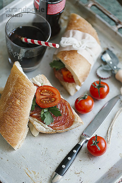 Sandwiches mit Frischkäse  Salami  Tomaten und Petersilie  dazu ein Glas Cola