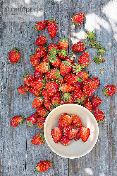 Frische Erdbeeren auf blauem Holztisch im Freien