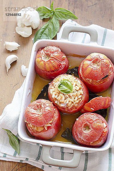 Gebratene Tomaten gefüllt mit Reis