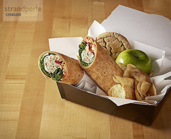 Truthahn-Wrap Box Lunch mit Apfel und Keks