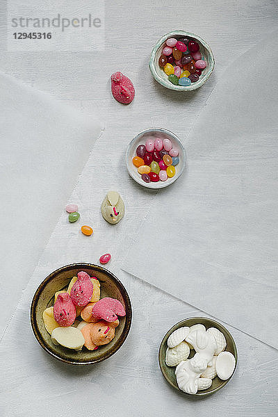 Süßigkeiten für Ostern in kleinen Schalen auf weißem Hintergrund