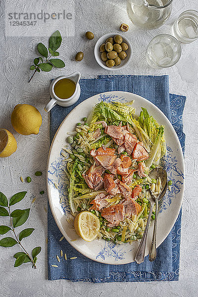 Salat aus Orzo und warmem Räucherlachs mit Bohnen  Kopfsalat und Zitronen-Olivenöl-Dressing