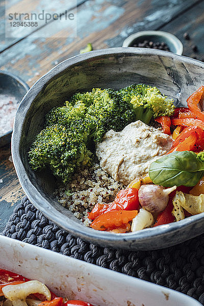 Paprikagemüse mit Knoblauch und Basilikum  Brokkoli  Quinoa und Hummus in einer Schale