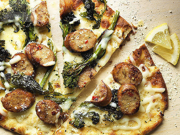 Fladenbrotpizza mit Wurst und Broccolini