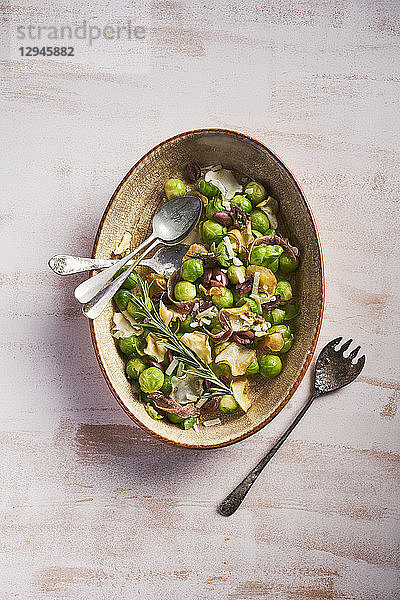 Salat von Rosenkohl mit Sardellen  Kalamata-Oliven  Topinambur und Parmesan