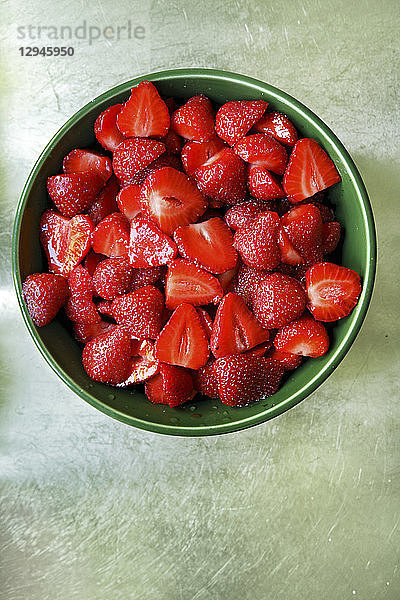Erdbeeren in einer Keramikschale