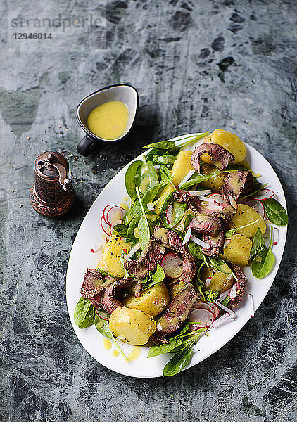 Kartoffelsalat mit Babyspinat und Steakstreifen