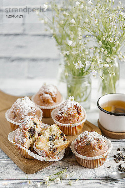 Muffins mit Schokolade und Puderzucker  serviert mit Tee