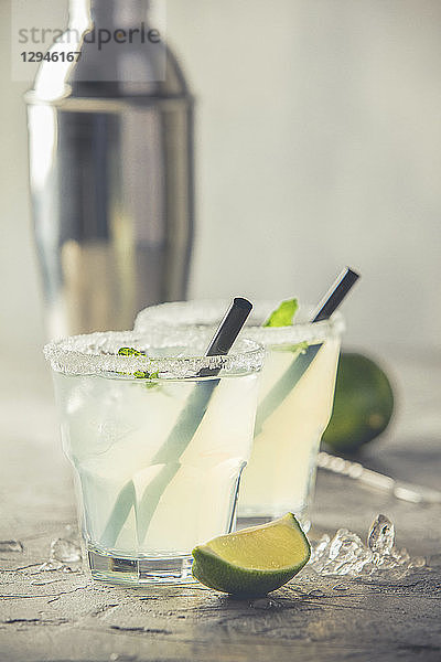 Erfrischender alkoholischer Sommercocktail Margarita mit zerstoßenem Eis und Zitrusfrüchten