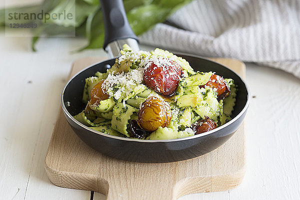 Nudeln mit geschmolzenen Tomaten und Parmesan