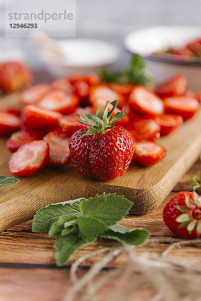 Erdbeeren auf einem Holzbrett (geputzt und in Scheiben geschnitten)