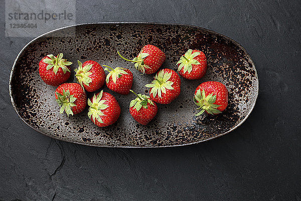 Erdbeeren in einer ovalen Schale (Ansicht von oben)