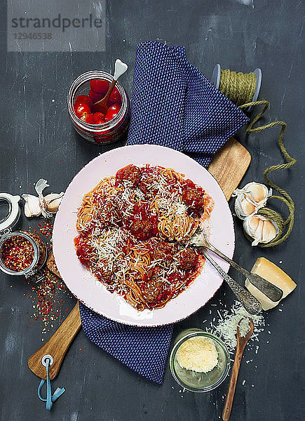 Spaghetti mit Fleischbällchen  Tomatensauce und Parmesankäse