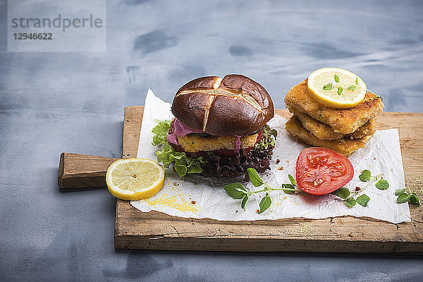 Vegane Maisschnitzel mit Gemüse und Rote-Bete-Hummus im Laugenbrötchen