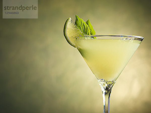 Gin-Rickey-Cocktail mit Basilikum und Limette