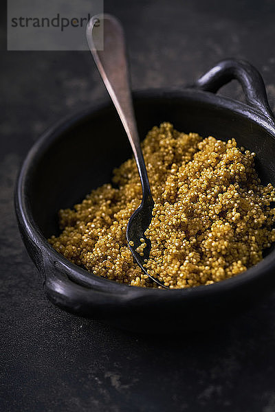Weiße gekochte Quinoa mit Löffel