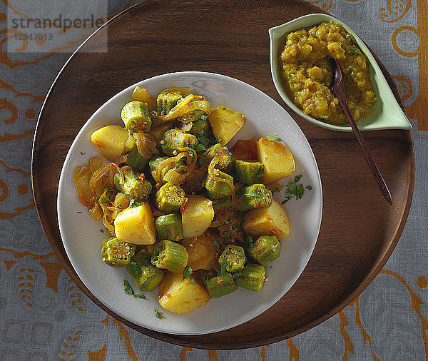 Okra mit Kartoffeln und Daal (nepalesisches Abendessen)