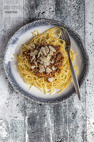 Spaghetti mit vegetarischer Bolognese und gehobeltem Parmesan