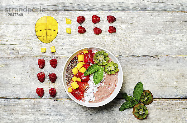 Erdbeer-Smoothies Frühstücksbowl mit Kokosflocken  Mango  Erdbeeren und Chia-Samen
