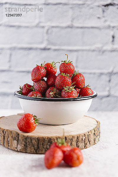 Eine Schale mit frischen Erdbeeren