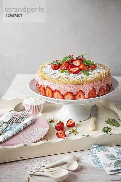 Torte mit Erdbeermousse und Genoise-Biskuit mit frischen Erdbeeren