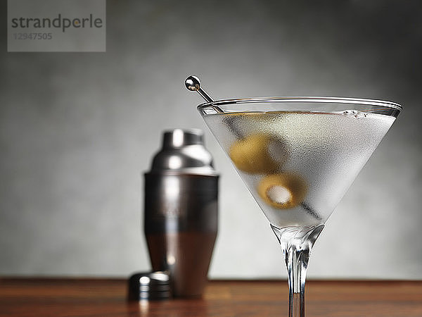 Ein Martini-Cocktail mit Oliven
