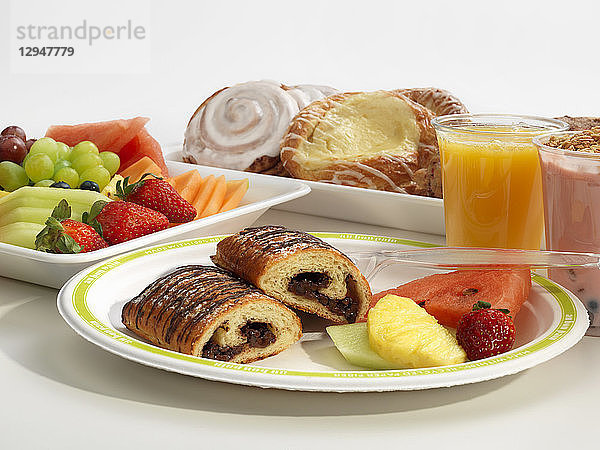 Frühstück mit Gebäck  Obst  Joghurt und Orangensaft