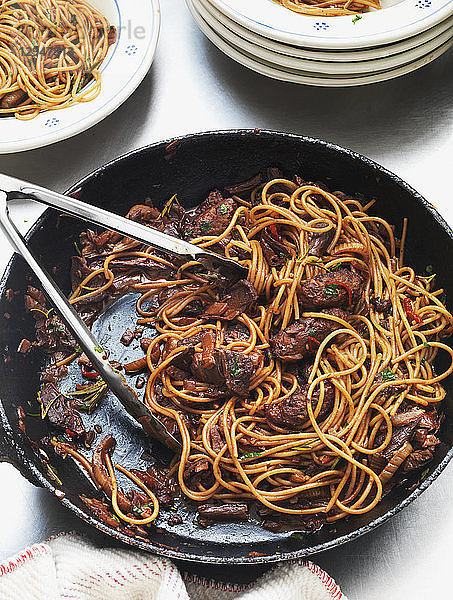 Spaghetti mit Wurst und Steinpilzen