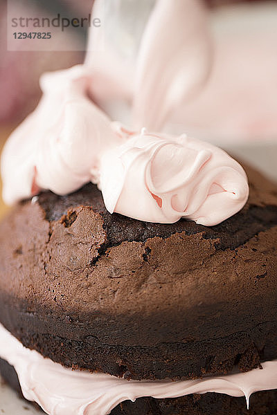 Dekorieren und Fertigstellen von Schokoladenkuchen