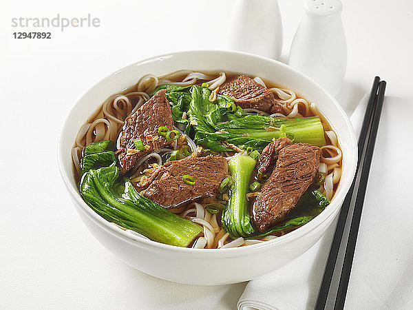 Nudelsuppe mit Rindfleisch und Pak Choy (Asien)