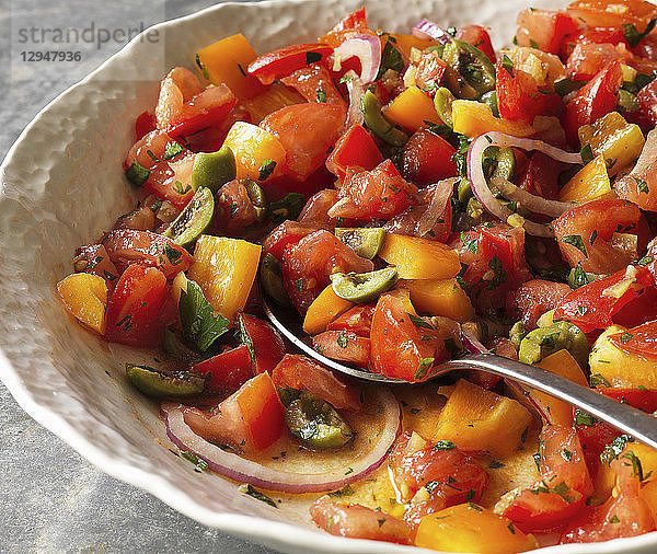 Tomatensalat mit Paprika  Oliven und roten Zwiebeln (Nahaufnahme)