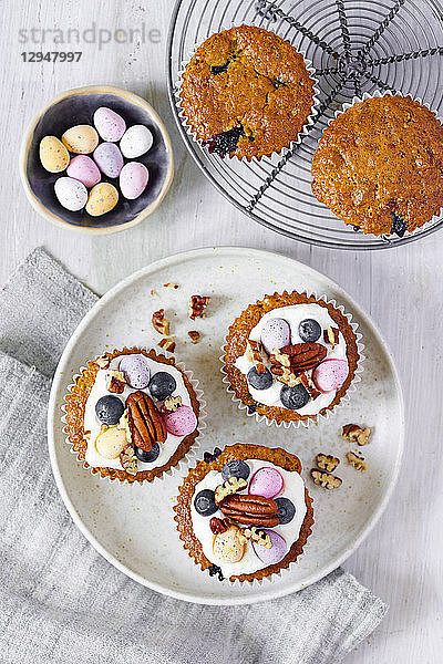 Blaubeer-Pekannuss-Muffins mit Schokoladeneiern