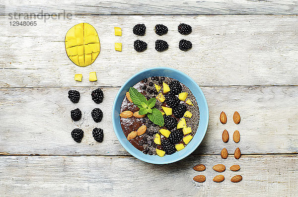 Schoko-Smoothies-Frühstücksbowl mit Schokosplittern  Mango  Brombeeren  Mandeln und Chia-Samen